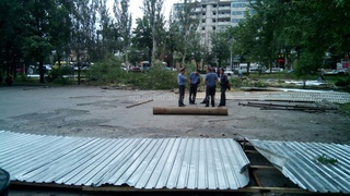 На Суюмбаева-Чуй демонтировали незаконное ограждение стоянки, застройщик уничтожил деревья и начал разрушать асфальтовое покрытие, - читатель <b><i>(фото)</i></b>