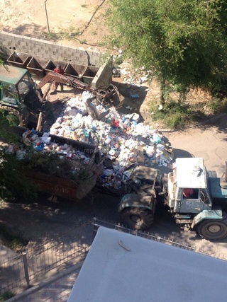 Жители 8 микрорайона просят рассмотреть перенос мусорных баков, так как на участке регулярно образуется пробка <b><i>(фото)</i></b>