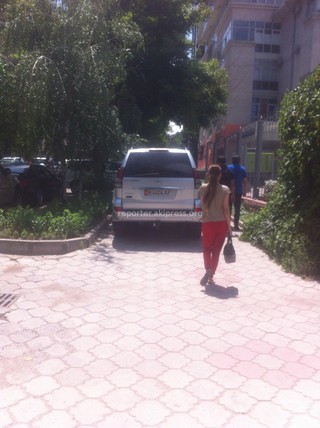 15 июня читатель написал: «Водитель наглым образом припарковался на Исанова-Токтогула на пешеходной дорожке. Прошу принять меры.»
