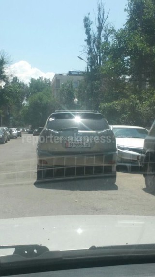 «22 июня в обед на ул. Орозбекова, напротив Верховного суда час стояла машина, припаркованная по середине дороги, водителя радом не было», - заявил читатель.