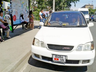 22 июня читатель прислал фото: «Остановка на Сеуркулова - Карла Маркса вся занята частным автотранспортом и такси. Общественному транспорту негде припарковаться.»