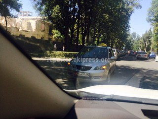 «1 июля в 14:45 водитель такси ехал по встречной по ул. Панфилова, отрезок между Токтогула и Московской», - прислал автолюбитель.