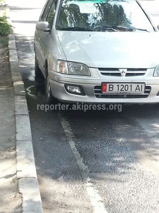 «Вот так припарковались телевизионщики, на пешеходном переходе», - написал читатель 27 июня.