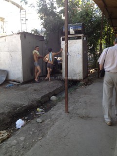 На Токтогула-Исанова рабочие устроили себе душ возле тротуара, стоят в трусах, при этом мыльная вода сливается в арык, - читатель <b><i>(фото)</i></b>