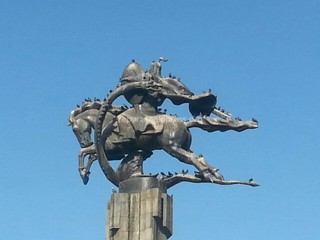 Памятник Манасу капитально загажен голубями, - читатель <b><i>(фото)</i></b>
