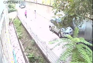 На ул. Московская молодой человек ограбил женщину, вырвав сумку <b><i>(видео)</i></b>