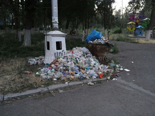 В центральном парке им. Ленина в Кара-Балте очень грязно, стоит неприятный запах и полно бродячих собак, - читатель <b><i>(фото)</i></b>