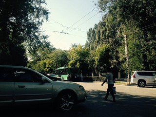 Бишкекте троллейбус элди ташыбай, эл аны түртүп бара жатты, – окурман <b>(фото)</b>