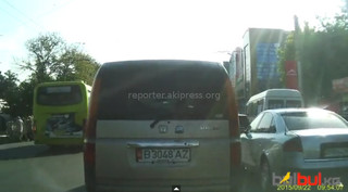 В Бишкеке водитель автобуса ехал по встречной, - читатель <i>(видео)</i>