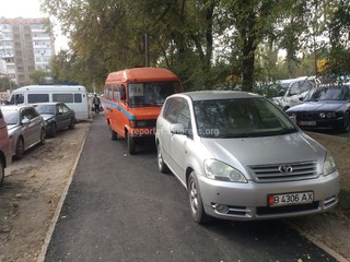 «На тротуаре улицы Жукеева-Пудовкина в 11:00 3 октября было очень много припаркованных машин, однако ДПС это не заметила и ловила проезжающих на красный», - сообщает читатель.