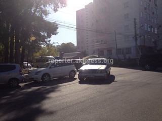 «Автомобиль марки «Тойойта Ист» припаркован на зебре на перекрестке ул.Логвиненко-Панфилова. Прошу принять меры», - пишет горожанин.