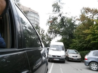 По улице Московская водители ездят по встречной полосе, то есть по линии, предусмотренной для троллейбусов. ДПС принимает какие-нибудь меры по таким фактам?