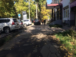 Парковка на тротуаре по Тыныстанова на пересечении с Боконбаева, номер B2522AP