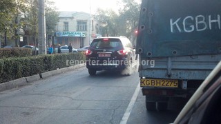 Автомашины дипломатов ездят по полосе общественного транспорта по улице Московская.