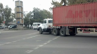 Красный сигнал и стоп линию не соблюдает, пересечение улиц Правда-Жибек Жолу (грузовик «Кумтор»)