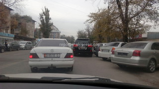 по улице Московская перед улицей Ибраимова, где и так тесная дорога, состоящая из 2 полос, припарковался Lexus LX570 с госномером 5757BC, тем самым создал пробку