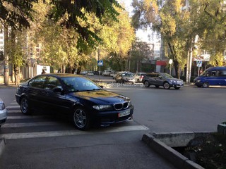 Это чудо припарковало авто прямо на зебре по улице Московская на пересечении с Тыныстанова