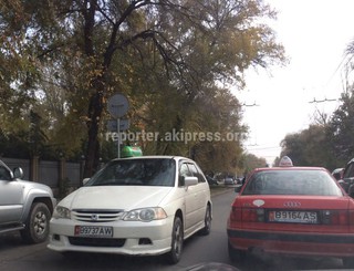 Таксист едет по встречке едет, по улице Московская перед улицей Тыныстанова