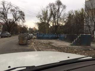 МП «Тазалык» оставил мусорные баки на проезжей части, - читатель (фото)