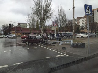 На пересечении улиц Фрунзе-Ибраимова произошло ДТП, «Жигули» врезался в светофор и повалил его, - очевидец <b>(фото)</b>