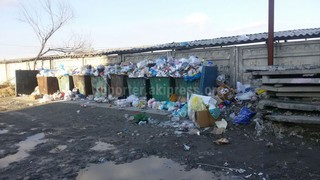 Горожанин сообщает о неубранном мусоре в 11 и 12 мкр (фото)