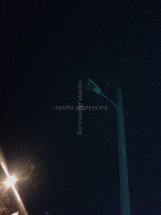 Горожанин просит заменить лампу ночного освещения по улице Шакирова в Оше (фото)