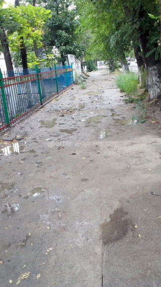 «Бишкекасфальтсервис» по требованию «Северэлектро» восстановил асфальтобетонное покрытие тротуара по улице Чокморова (фото)
