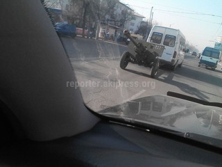В Бишкеке пассажирский бусик транспортировал пушку, - читатель <b><i>(фото)</i></b>