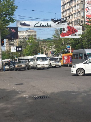 На перекрестке Боконбаева-Абдрахманова образовался затор из-за порванной троллейбусной линии, - читатель <i>(фото)</i>