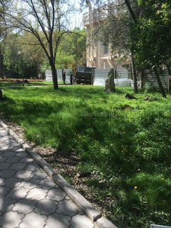 Большегрузные машины заезжают на стройплощадку в Дубовом парке и убивают тротуар <i>(фото)</i>