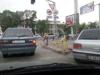 Конструкции на перекрестке Кулатова-Байтик баатыра создают опасность для автолюбителей, - читатель <i>(фото)</i>