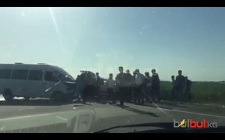 На объездной дороге столкнулись бусик и легковое авто <i>(видео)</i>
