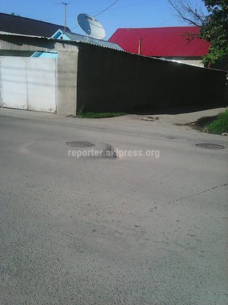 Асфальт на перекрестке Буденного-Куликовская провалился из-за утечки воды, авария устранена, - «Бишкекводоканал»