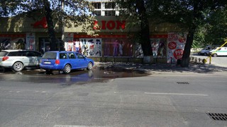 На ул.Киевской из колодца течет вода и затапливает проезжую часть, - горожанин (фото)