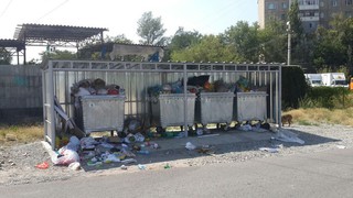 Возле дома №13/6 улицы Каралаева в Бишкеке не вывозится мусор, читатель (мусор)