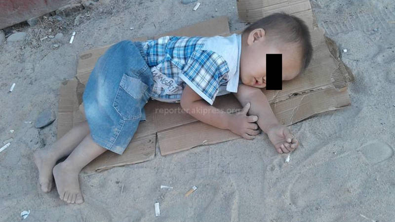 В соцсетях обсуждают фото ребенка, спящего на земле (фото)