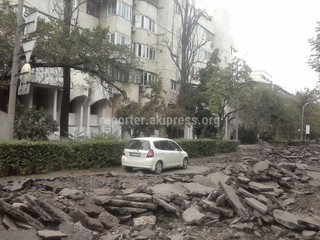 Хозяин Honda Fit с госномером В9319AZ оставил машину на ул.Орозбекова, что мешает ремонту дороги, - читатель (фото)