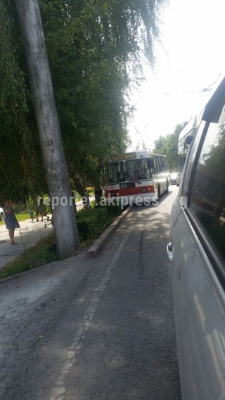 Водитель троллейбуса №10 вынужден был съехать с дороги на ул.Байтик баатыра, чтобы не столкнуться с маршруткой, - мэрия Бишкека