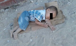 Правительство оказало помощь семье 3-летнего Исхака, который спал на земле
