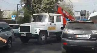 Водитель маршрутки и автомашины «Северэлектро», нарушив ПДД, создали затор на перекрестке Московской-Кулиева в Бишкеке, - читатель (видео)
