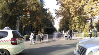 В связи с чем перекрыли ул.Тоголока Молдо в Бишкеке? - читатель <i>(фото)</i>