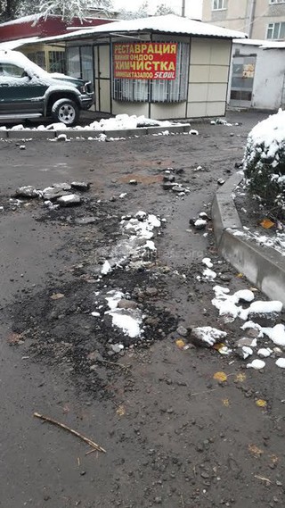 Бишкекчанка жалуется на строительный мусор, оставленный после ремонта дороги возле клиники репродуктивного здоровья в 6 мкр (фото)