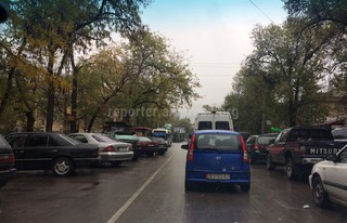 На ул.Московской напротив Нацгоспиталя припаркованные авто занимают полосу для троллейбуса, - читатель (фото)