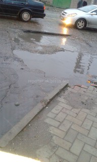 Бишкекчанин просит заделать яму на пересечении улиц Осмонкула и Салиева (фото)