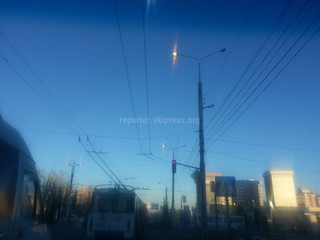На ул.Токомбаева в Бишкеке утром горели фонари ночного освещения (фото)