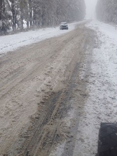 На автодороге в Тюпском районе выпало много снега, произошло ДТП <i>(фото)</i>