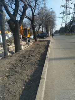 Тротуар напротив ТЭЦ Бишкека завален булыжниками и пешеходы вынуждены обходить этот участок через проезжую часть, - читатель (фото)