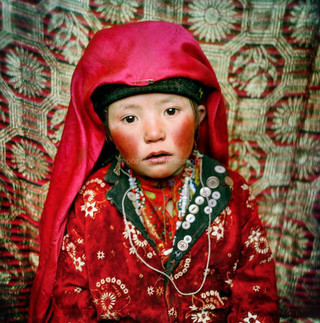 Изображение этнической кыргызской девочки из Памира попало в книгу самых популярных фотографий National Geographic
