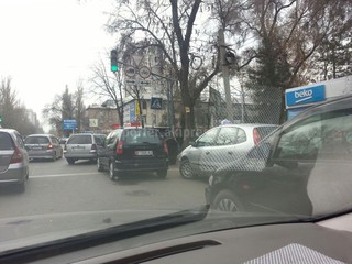 Читатель жалуется, что на перекрестке Чуй-Исанова таксисты, паркуясь в два ряда, мешают движению