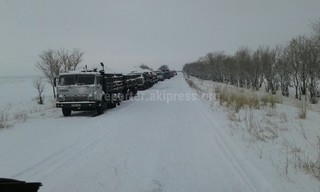 Дальнобойщики из-за снега не могут проехать перевал Кызарт <i>(фото)</i>
